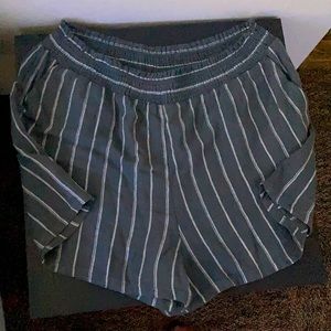 Universal thread linen shorts